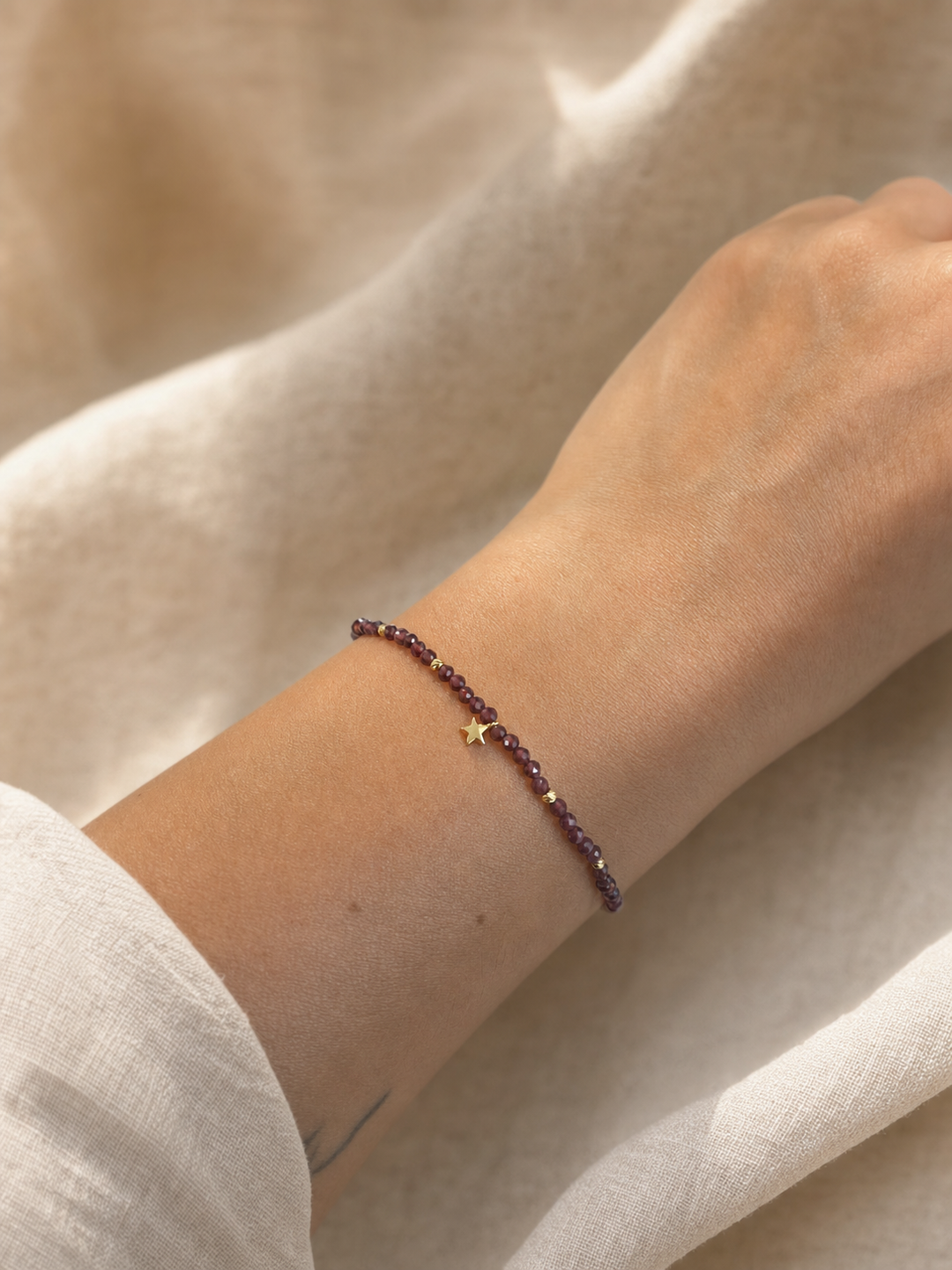 Armband "Estrella" mit Granat, Sterling Silber 925 vergoldet – Detailansicht
