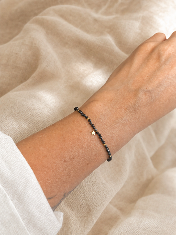 Armband "Estrella" mit schwarzem Spinell, Sterling Silber 925 vergoldet – Detailansicht