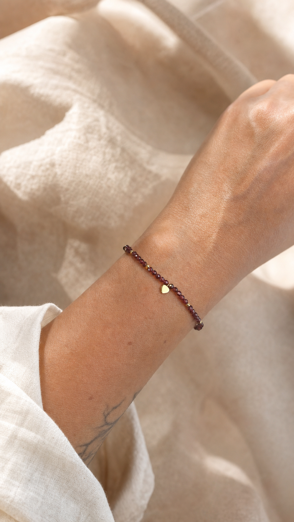 Armband "Amoretta" mit Granat, Sterling Silber 925 vergoldet – Detailansicht