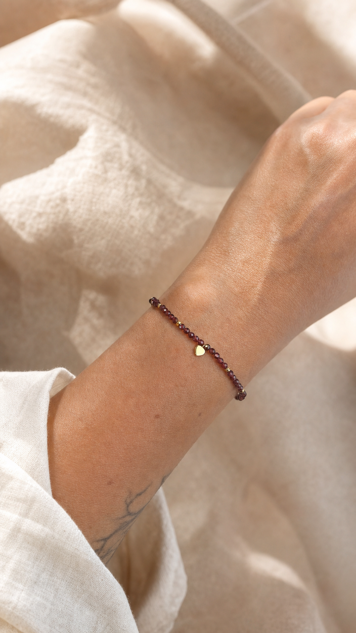Armband "Amoretta" mit Granat, Sterling Silber 925 vergoldet – Detailansicht