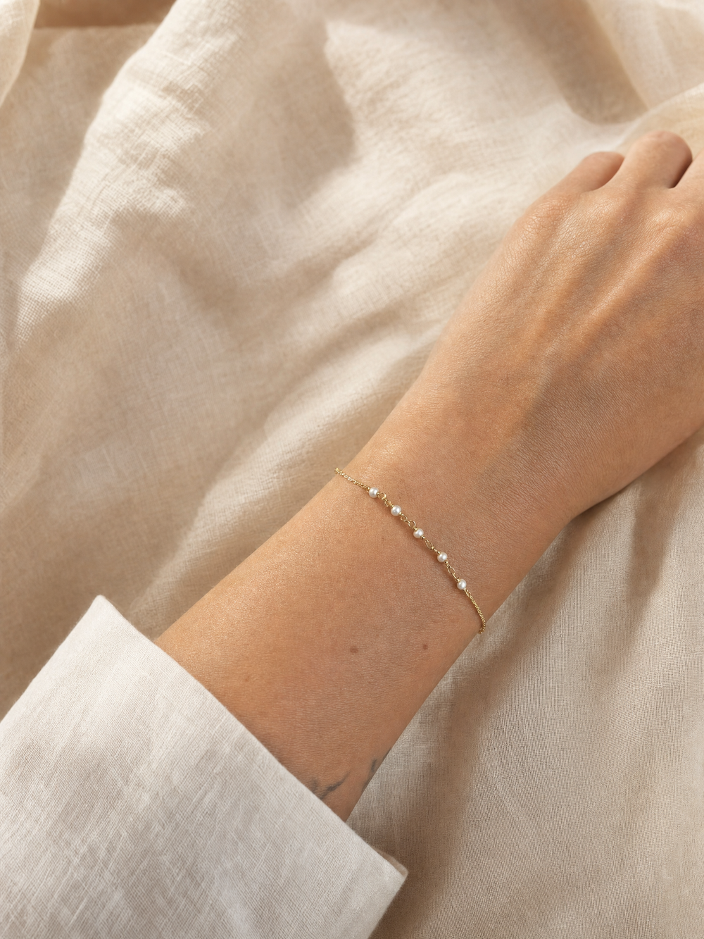 Armband "Valencia" weiße Perle vergoldet – Detailansicht
