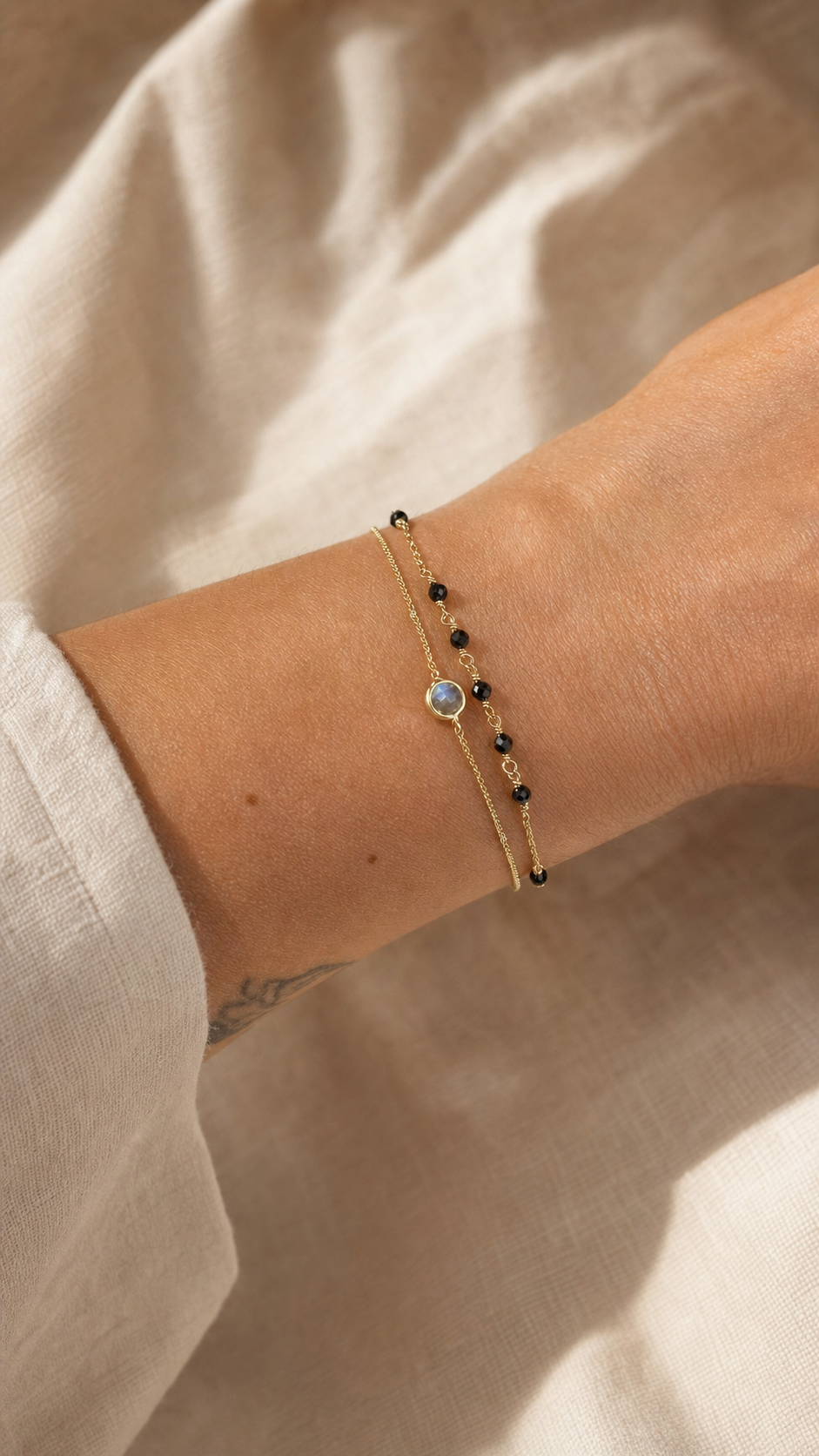 Armband „Duetto“ mit Labradorit und schwarzem Spinell – Detailansicht