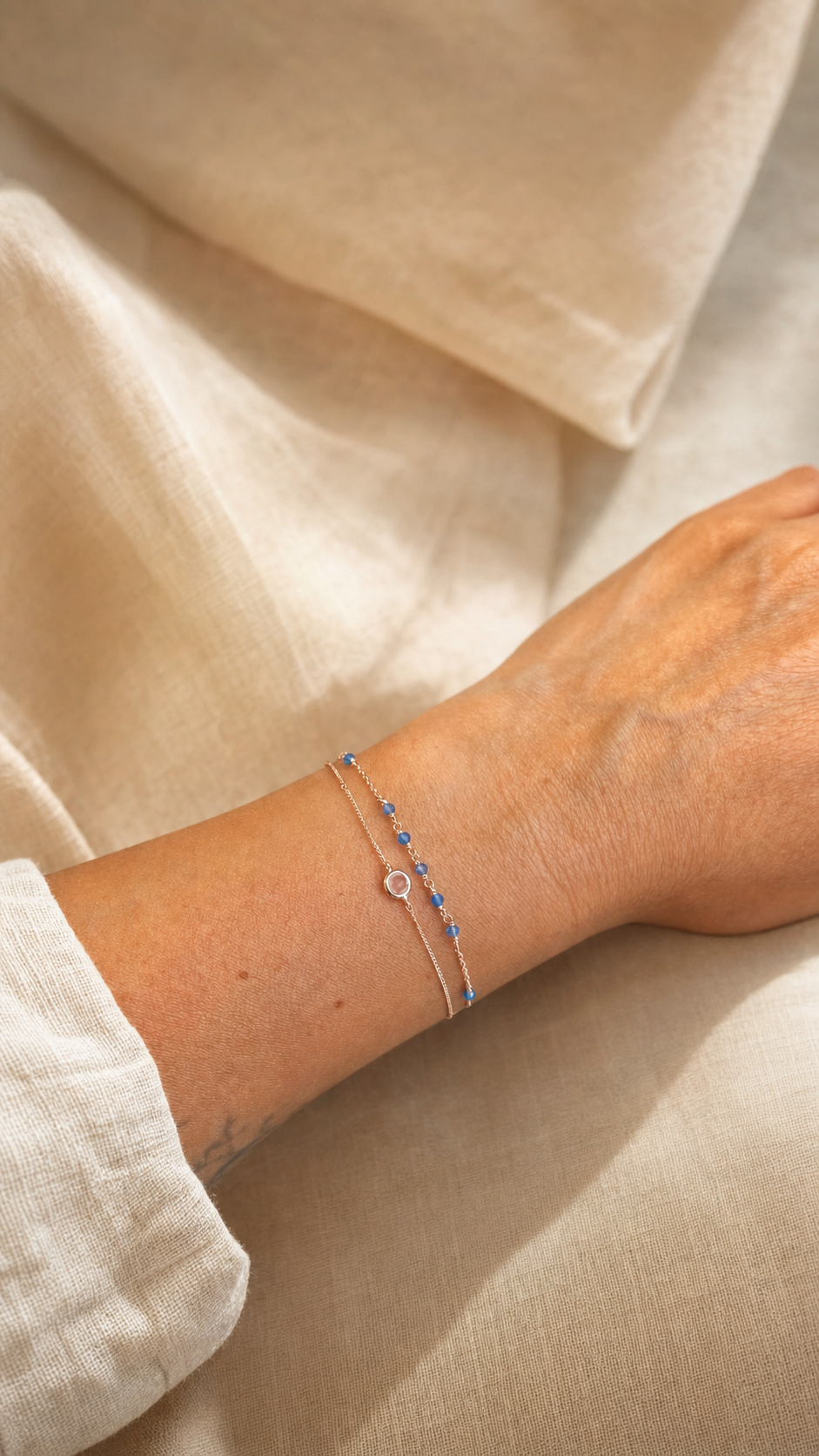 Armband „Duetto“ mit Rosenquarz und blauem Chalcedon – Tragebild