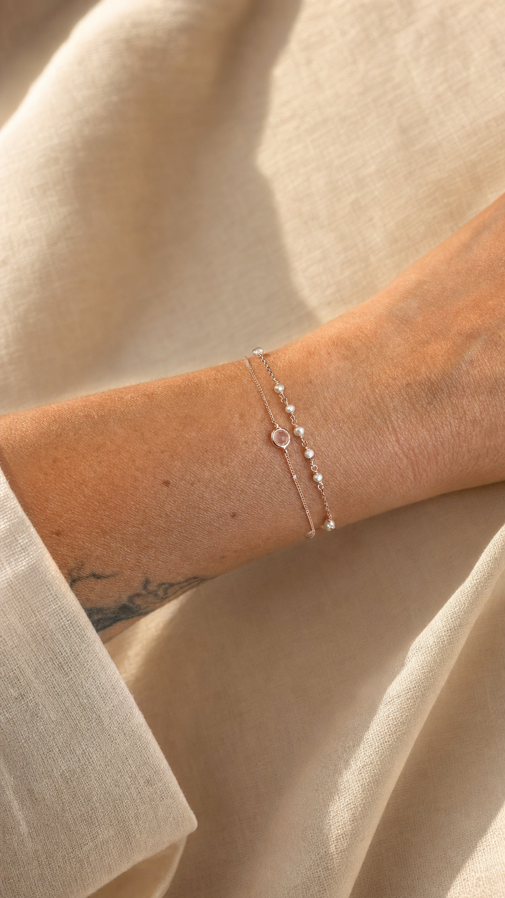 Armband „Duetto“ mit Rosenquarz und blauem Chalcedon – Detailansicht