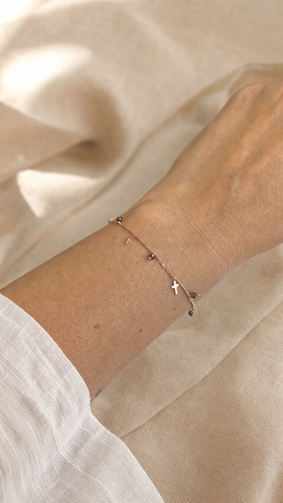 Armband "Milagro" mit Granat, rosévergoldetes Sterling Silber – Detailansicht