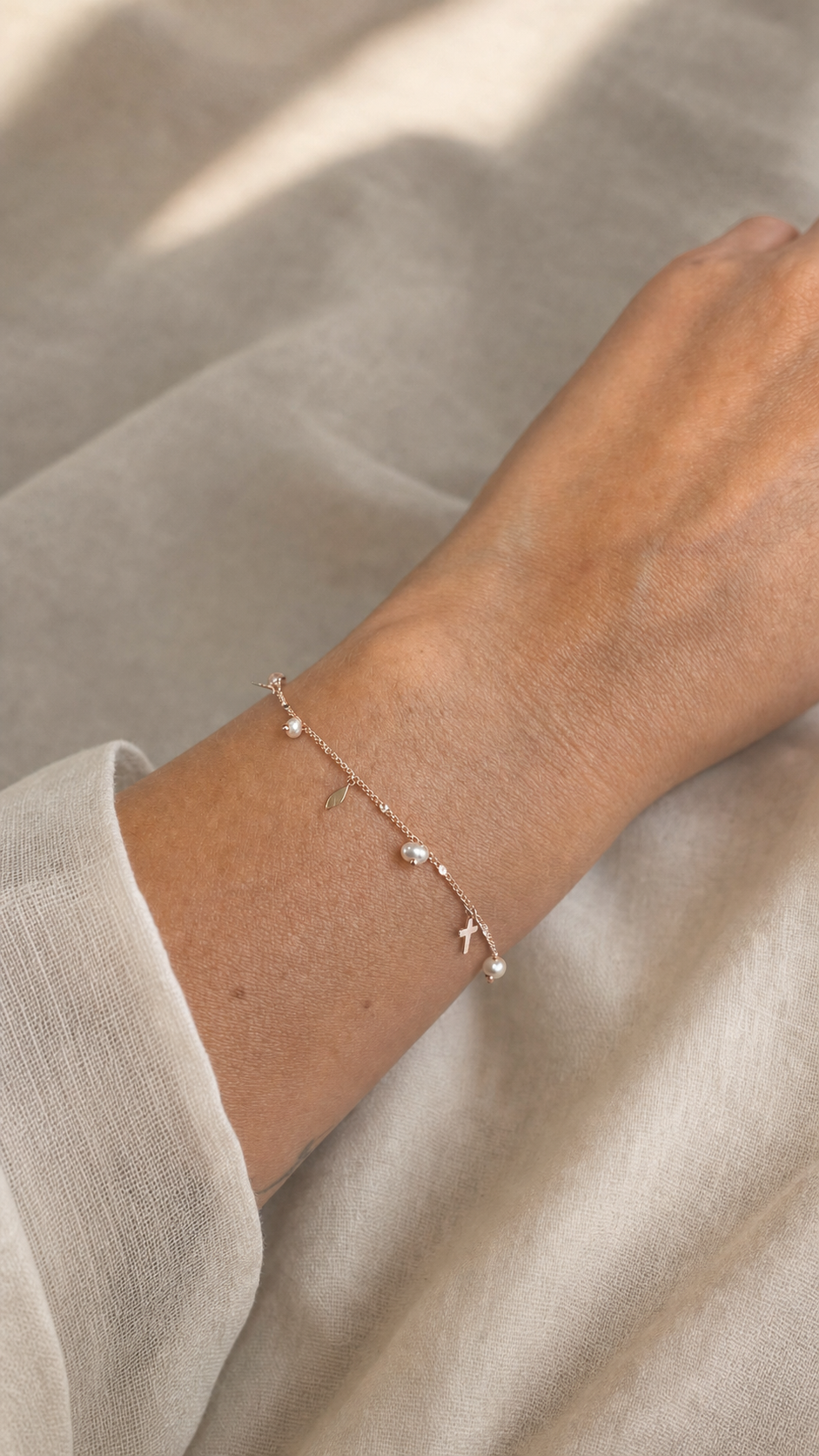 Armband "Milagro" mit weißen Perlen, rosévergoldetes Sterling Silber – Detailansicht