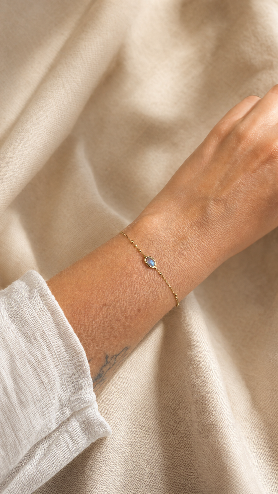 Armband "Tesoro" mit Labradorit, vergoldetes Sterling Silber – Detailansicht