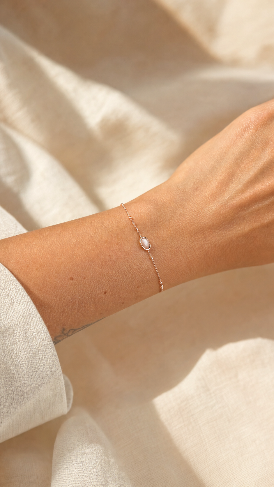 Armband "Tesoro" mit Pfirsich-Mondstein, vergoldetes Sterling Silber – Detailansicht