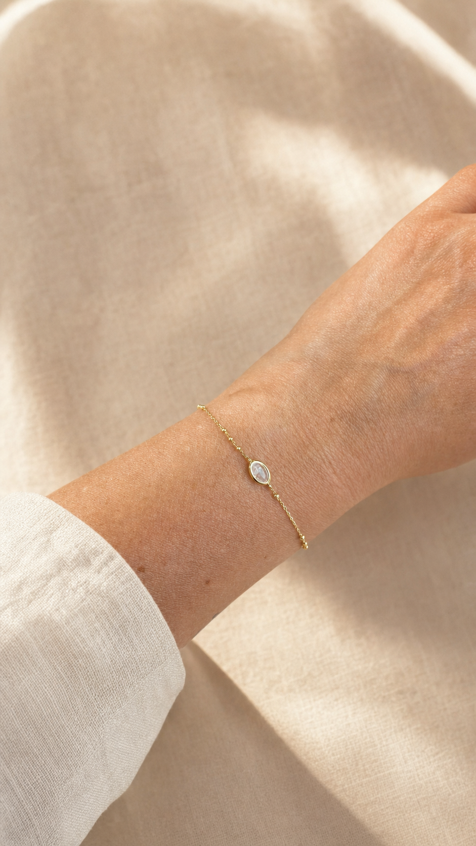 Armband "Tesoro" mit Regenbogen-Mondstein, vergoldetes Sterling Silber – Detailansicht