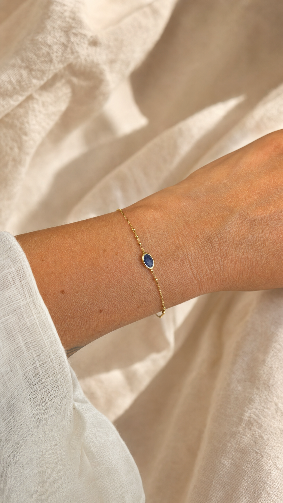 Armband "Tesoro" mit Sodalith, vergoldetes Sterling Silber – Detailansicht