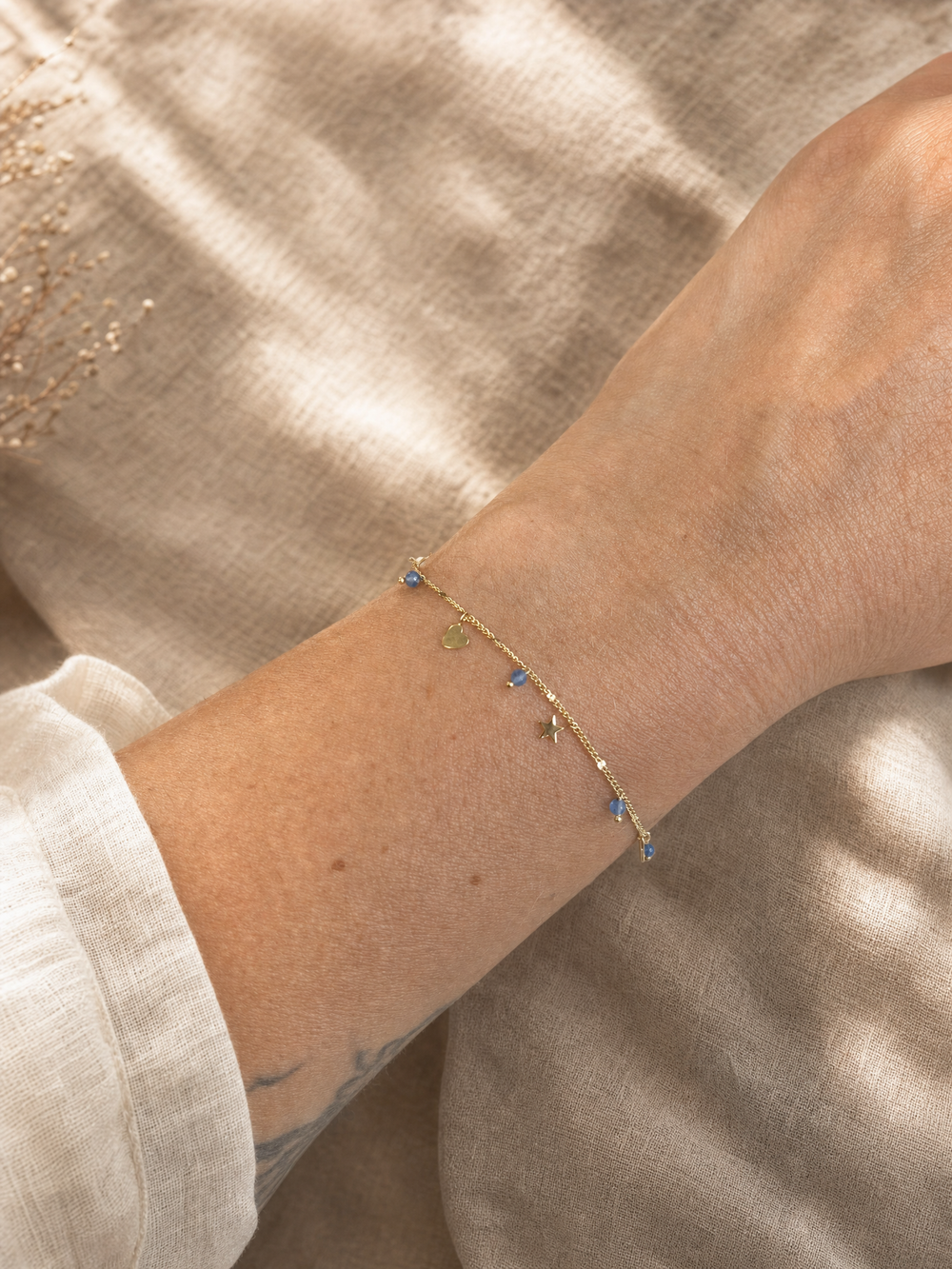 Armband "Cielo" mit blauem Chalcedon, vergoldetes Sterling Silber – Detailansicht