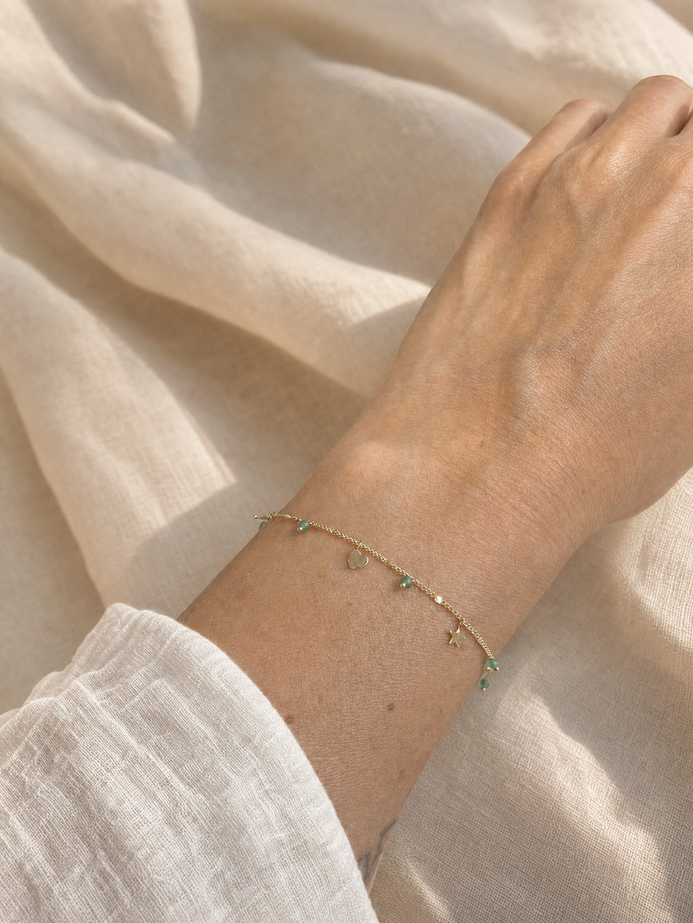 Armband "Cielo" mit grünem Onyx, vergoldetes Sterling Silber – Detailansicht