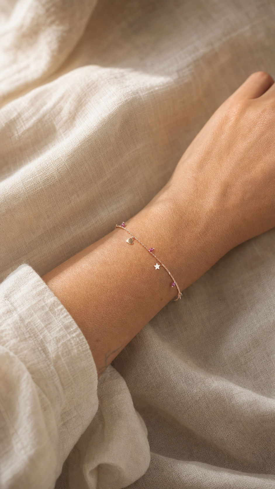 Armband "Cielo" mit synthetischem Rubin, rosévergoldetes Sterling Silber – Detailansicht