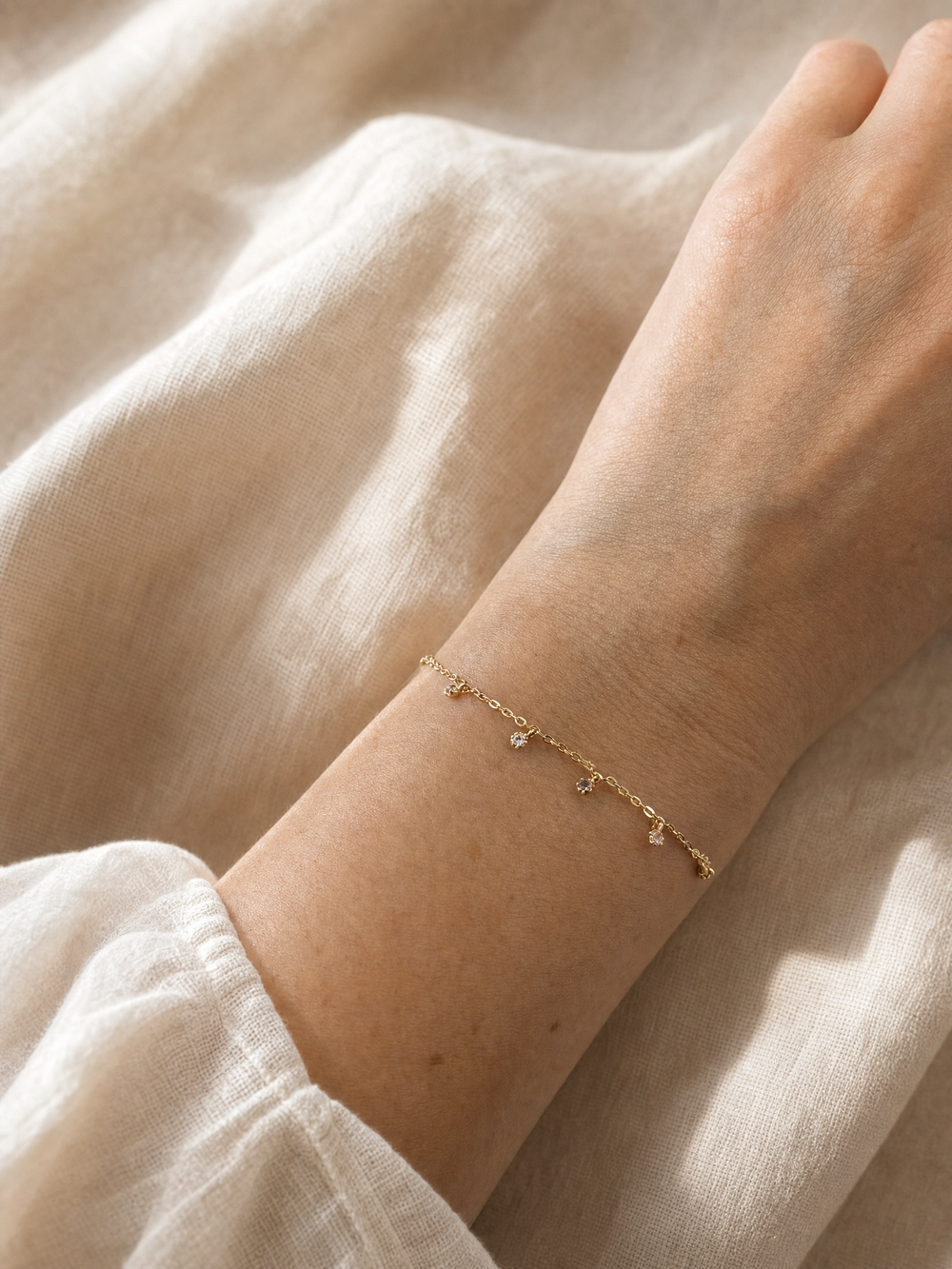 Armband "Scintilla" mit Iolith und weißem Topas, vergoldetes Sterling Silber – Detailansicht
